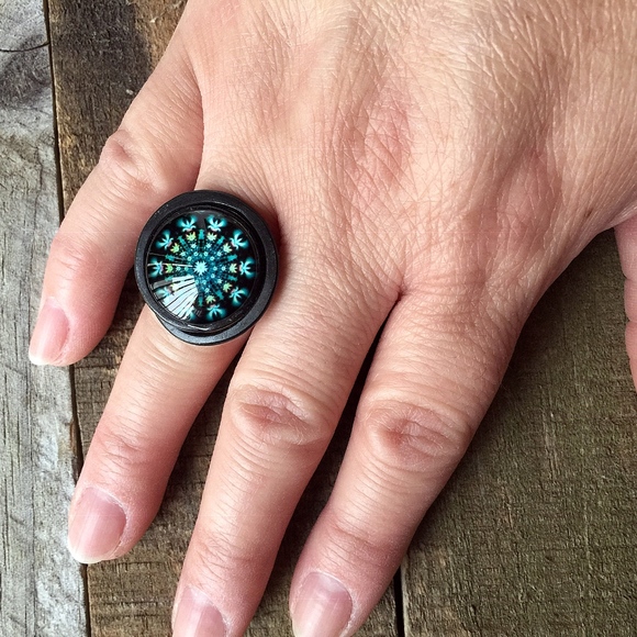 Women’s Ring - Picture 2 of 8